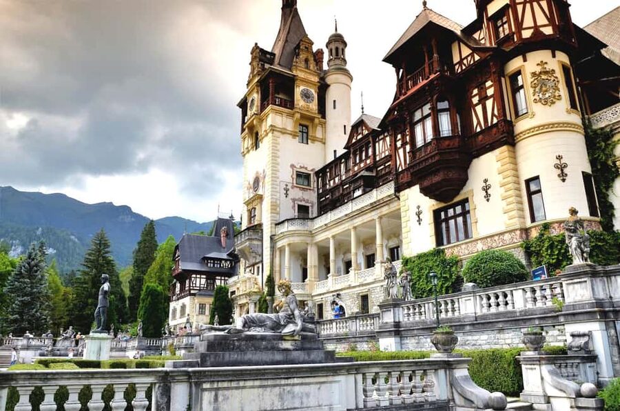 1-Day Guided Tour: Bucharest-Peles, Dracula Castle & Brasov - What to pack for a long mountain day