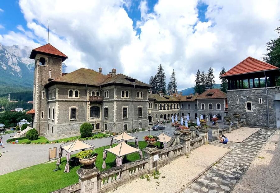 1-Day Minivan Tour 3 Castles: Peles, Wednesday & Dracula’s - Who should choose this tour