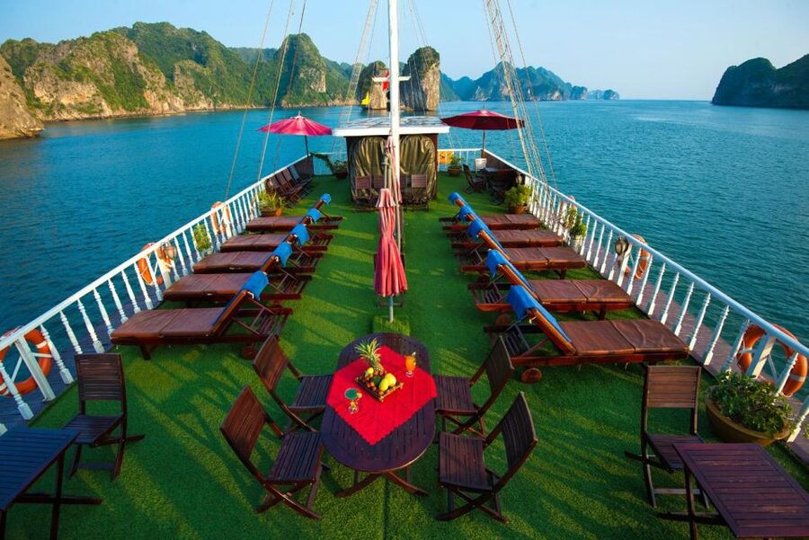 2-Day Royal Palace Ha Long Bay & Ti Top Island Cruise - Lunch while the limestone islands appear