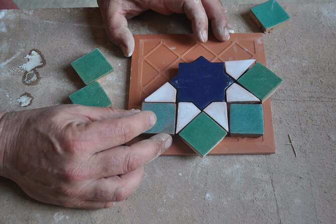 2 hours Craft workshop "The Alhambra with your hands" - Arriving Near Granada Cathedral