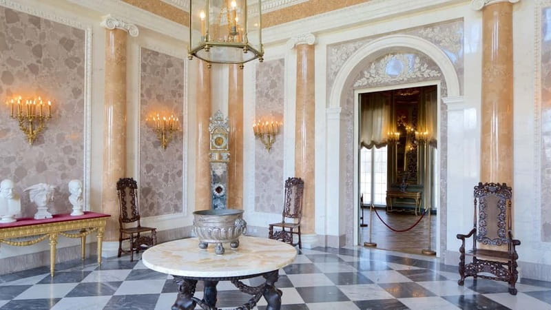 3-hour: Palace of King Jan Sobieski in Wilanow/inc. Pick-up/ - Entering the palace built for Jan III Sobieski