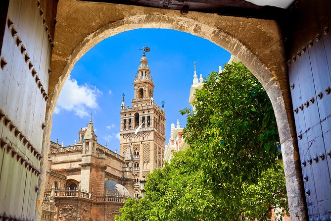 Alcazar, Cathedral and Giralda Guided Tour with Priority Tickets - Plaza del Triunfo: a quick start in Seville’s monument district