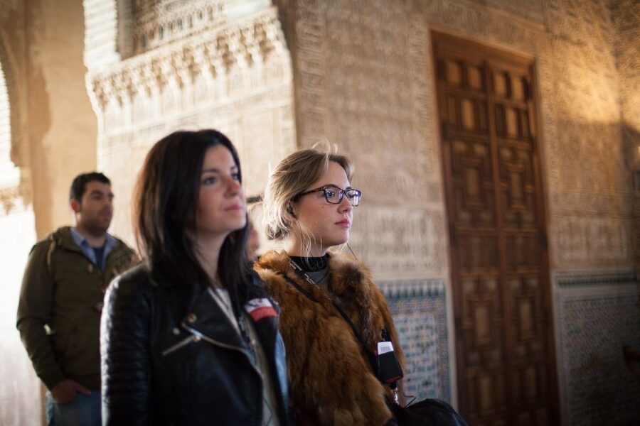 Alhambra and Nasrid Palaces and Local Food Experience - Who should book this experience?