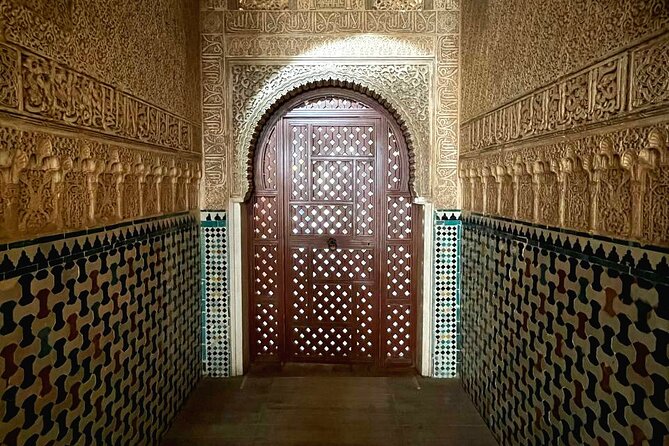 Alhambra and Nasrid Palaces Guided Tour with Tickets - The Generalife gardens, about 45 minutes