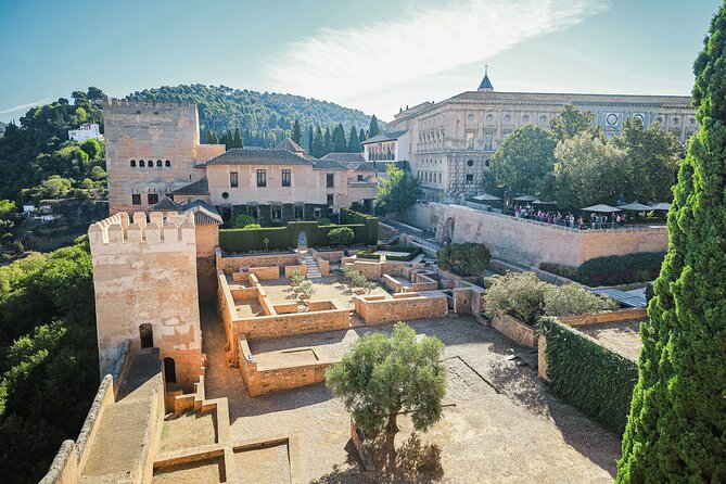 Alhambra and Nasrid Palaces: Skip-the-line Ticket and Local Guide - Why the Alhambra works better with a guide