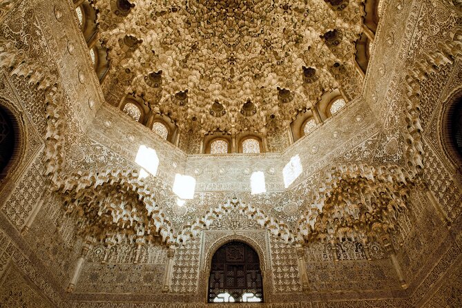 Alhambra and Nasrid Palaces: Skip-the-line Ticket and Local Guide - Starting at P.º del Generalife, 1F