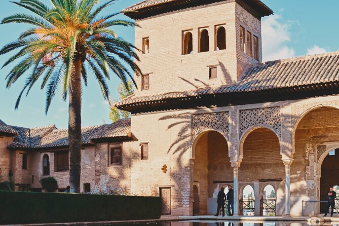 Alhambra and Nasrid Palaces: Skip-the-line Ticket and Local Guide - The guide makes the difference