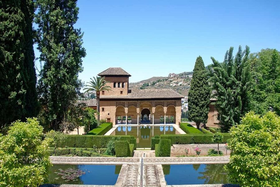 Alhambra: complete private tour with official tour guide and tickets - Meeting at the Alhambra ticket office