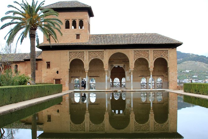 Alhambra Complete: Ticket Skip-the-Line Nasrid Palace and Generalife with Guide - Generalife: gardens made for retreat