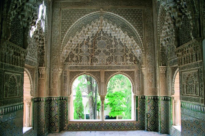 Alhambra Complete: Ticket Skip-the-Line Nasrid Palace and Generalife with Guide - Partal Gardens and the remains of lost palaces