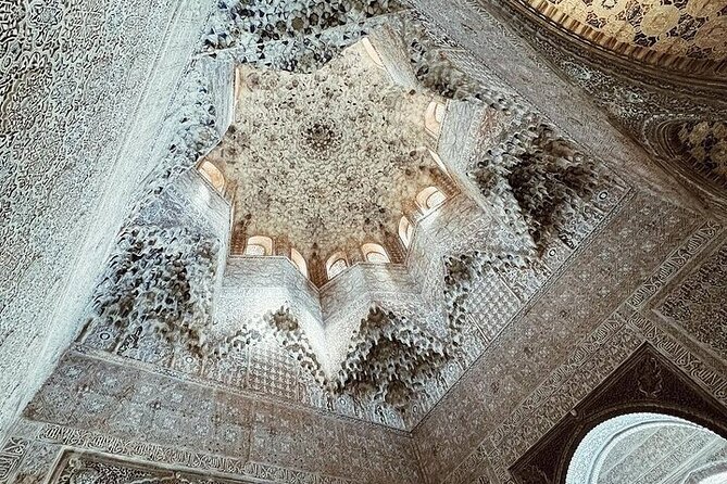 Alhambra Experience – Explore Nasrid Palaces & Generalife Gardens - Nasrid Palaces: the visit’s central event