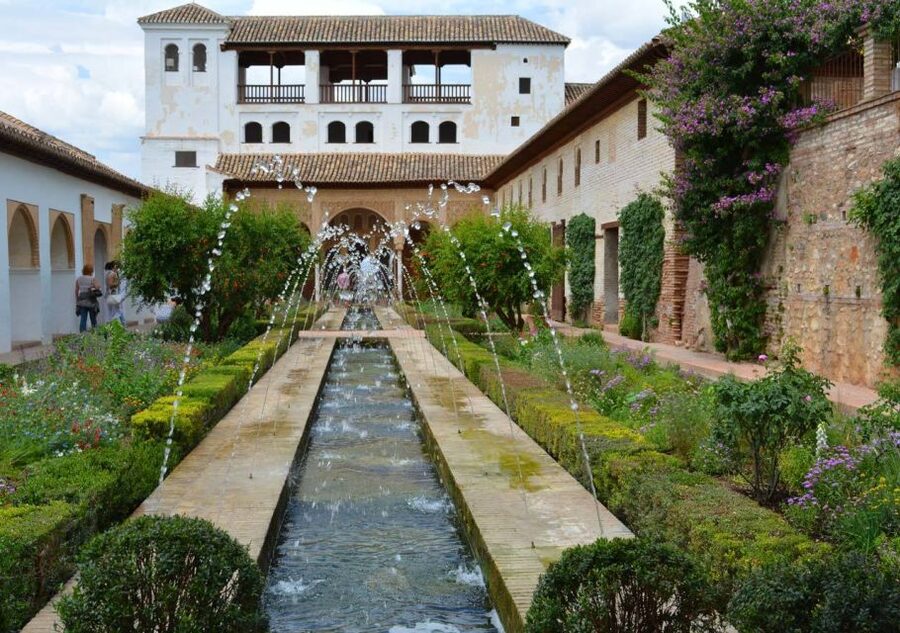 Alhambra & Generalife: Exclusive 3 hours Private Tour - Key points at a glance