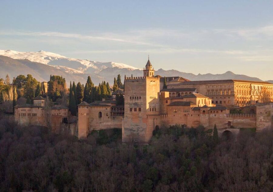 Alhambra & Generalife: Exclusive 3 hours Private Tour - Meeting the guide at the Alhambra entrance