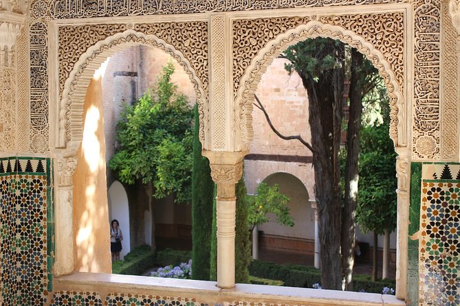Alhambra & Generalife Skip the Line Premium Tour including Nasrid Palaces - Generalife Gardens bring water and shade into the story