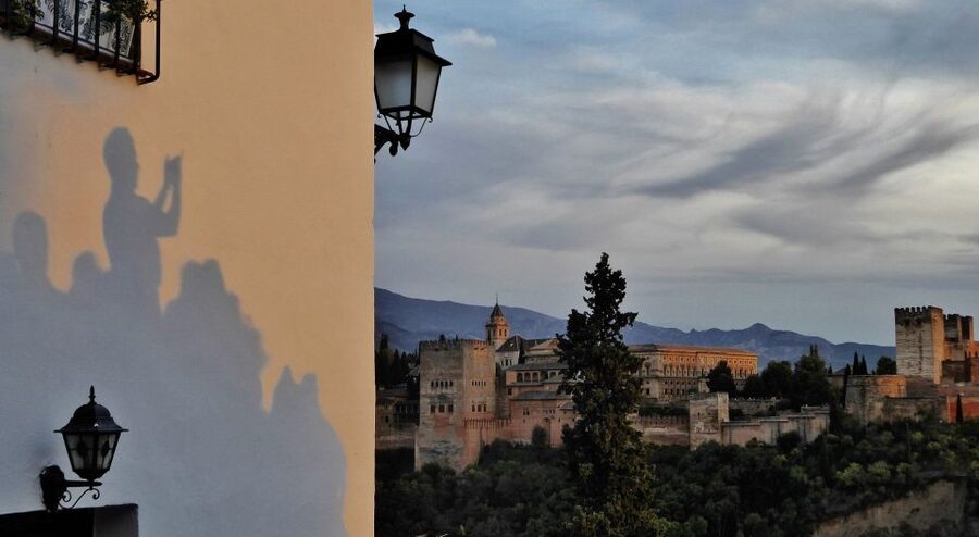 Alhambra & Generalife Tour including Transport & Admission - How the three-hour schedule really feels