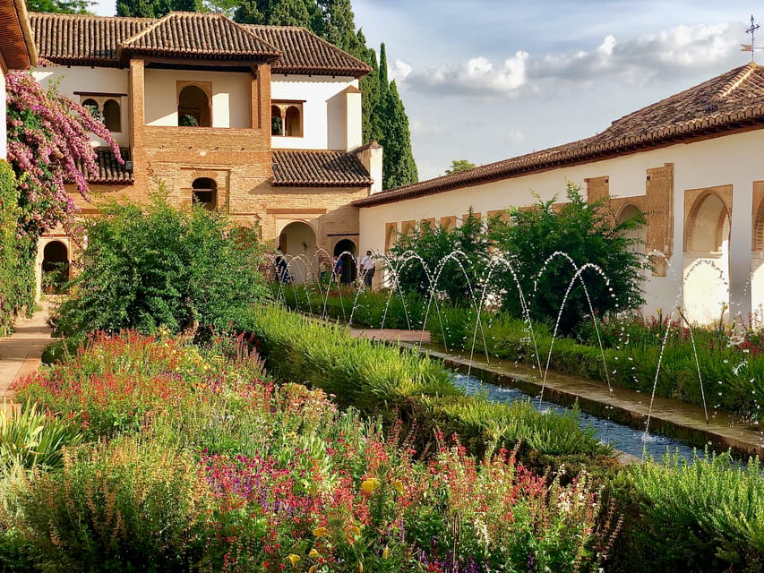 Alhambra: Guided Private Tour with Fast-Track Entry - What the three-hour format really covers