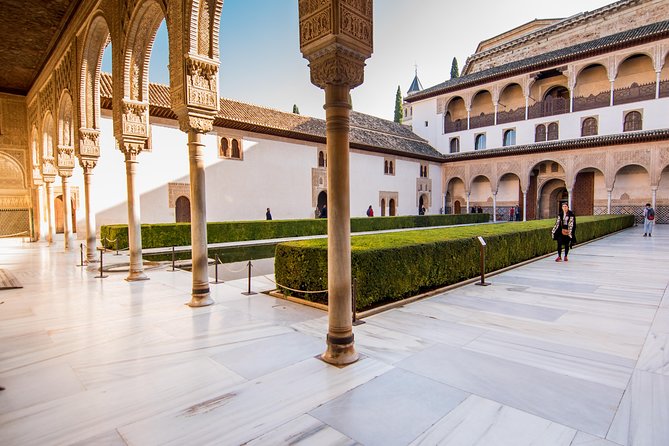 Alhambra Guided Tour & Albaicin Tour from Seville - The guides can shape the whole experience