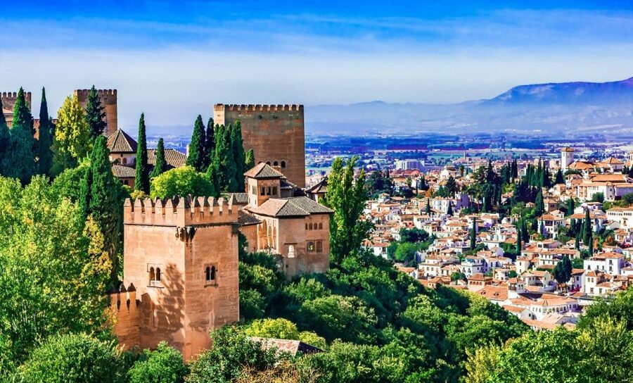 Alhambra Guided Tour with Fast-Track Entry - Three hours, 10 people, and the question of pace