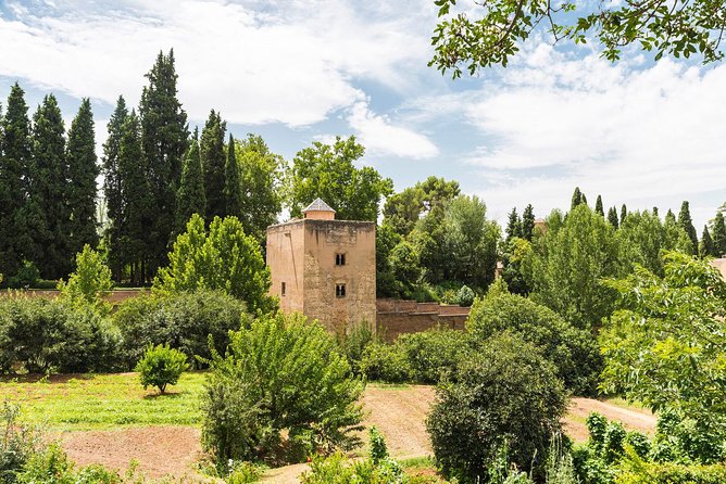 Alhambra Guided Tour with Generalife Gardens - Generalife Gardens and the Nasrid Summer Retreat