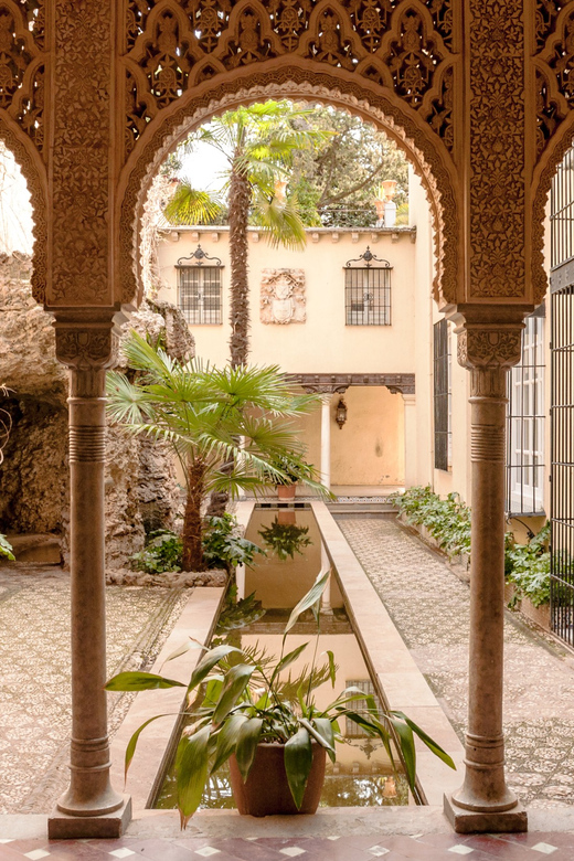Alhambra & Nasrid Palace: Private Tour with Tickets - Who should book this private visit