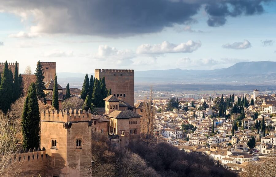 Alhambra & Nasrid Palace: Private Tour with Tickets - What $320 per person really buys
