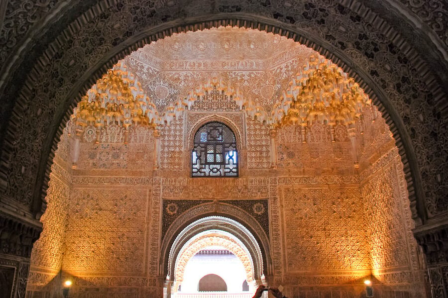 Alhambra & Nasrid Palace: Private Tour with Tickets - The ticket problem you should take seriously