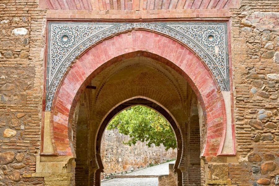 Alhambra, Nasrid Palaces, and Generalife 3-Hour Guided Tour - The Nasrid Palaces and their careful beauty