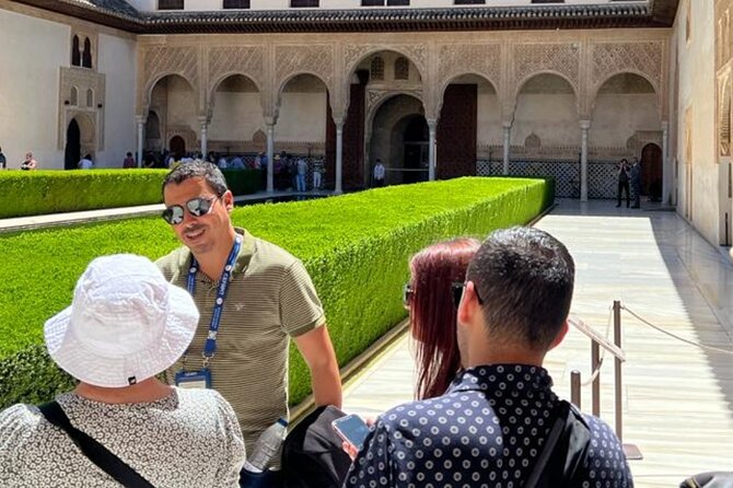 Alhambra, Nasrid Palaces, Generalife & Alcazaba Private Tour - Generalife Gardens and the Kings’ Retreat
