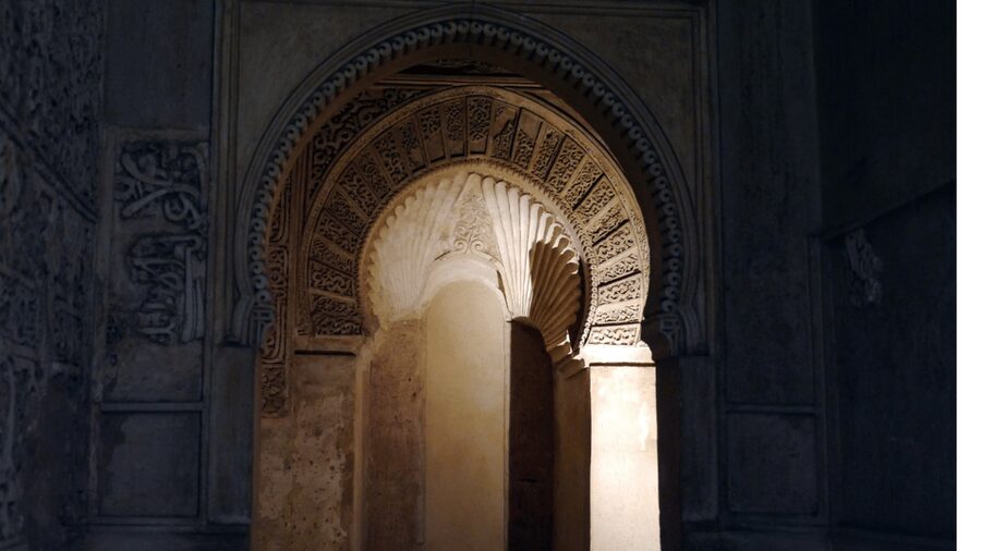Alhambra: Nasrid Palaces Guided Night Tour without tickets - Begin outside the ancient fortress wall