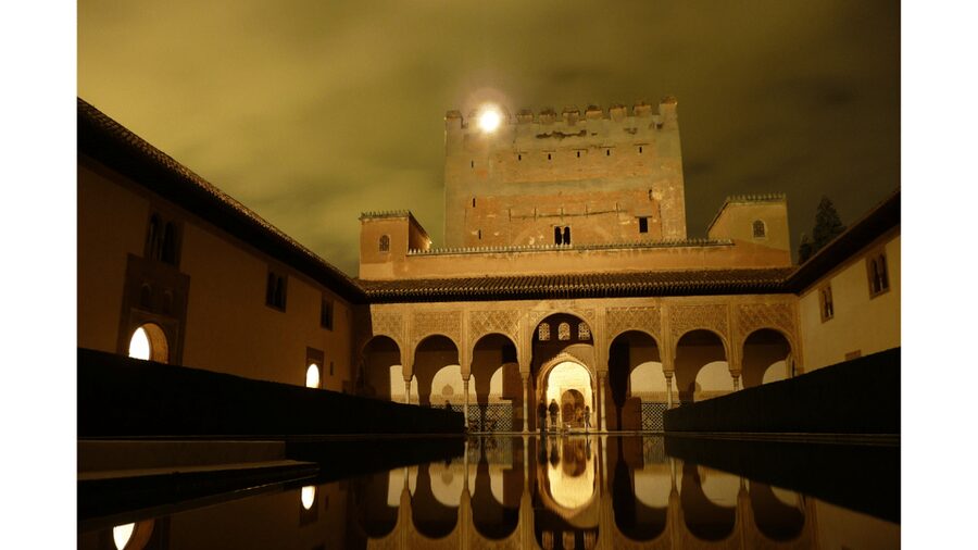 Alhambra: Nasrid Palaces Guided Night Tour without tickets - What the $21 fee really covers
