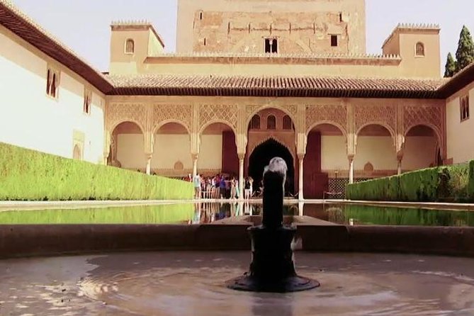 Alhambra Private/Small Group Tour & Nasrid Palaces Skip the Line - Generalife Gardens, water and summer retreat