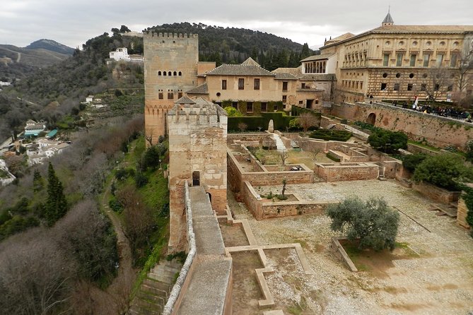 Alhambra: Skip-the-Line to Nasrid Palaces & Generalife - Meeting the guide at the Alhambra