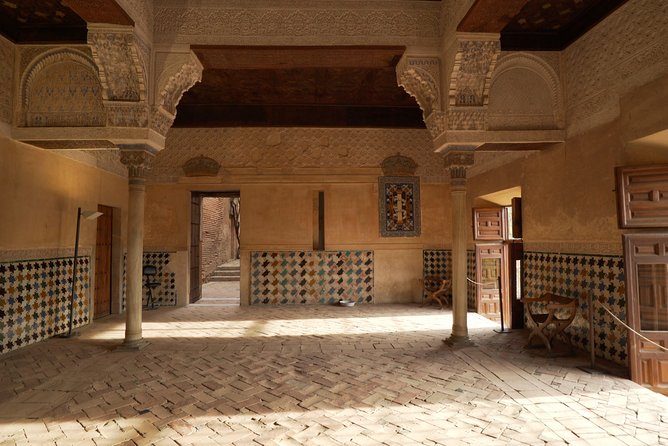 Alhambra: Small Group Tour with Local Guide & Admission - Generalife Gardens: water, shade, and open space