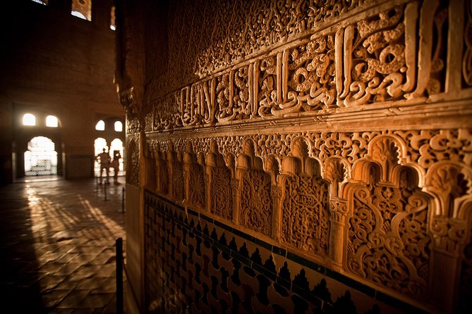 Alhambra: Small Group Tour with Local Guide & Admission - Alcazaba: the oldest military side