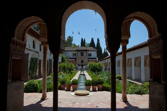 Alhambra: Small Group Tour with Local Guide & Admission - Group size, guide quality, and the pace of the route