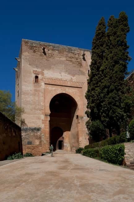 Alhambra Surroundings: History, Architecture and Legends - The final stop at the Alberca Nazarí