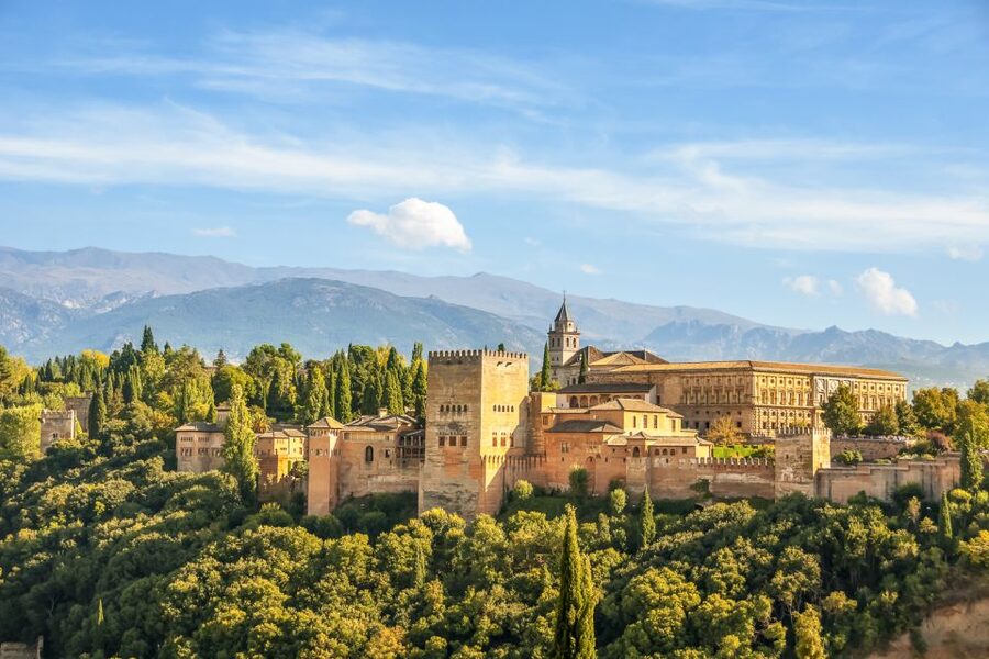 Alhambra: Tour Leyendas de la Alhambra - The guides and the Spanish-language format