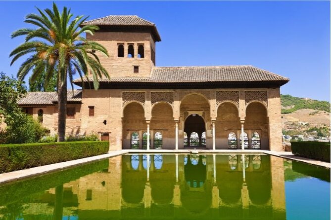Alhambra: tour with Generalife and Alcazaba. Admission not included - Carlos V Palace and the Christian Alhambra