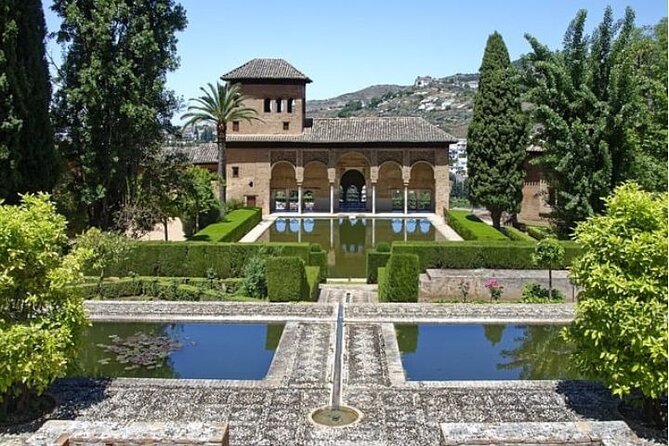 Alhambra: tour with Nasrid Palaces. Admission not included - Calle Real and the working city behind the palaces