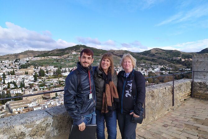 Alhambra with Nazaries Palaces Private Tour - Starting at La Mimbre and getting oriented