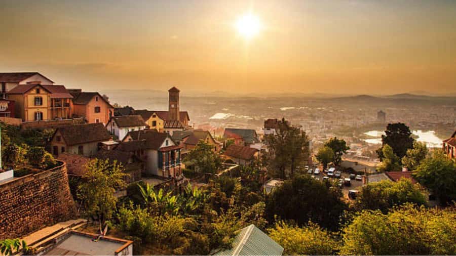 Antananarivo: Guided Tour and sunset in queen's palace - Starting near Gare Soarano and finding your guide