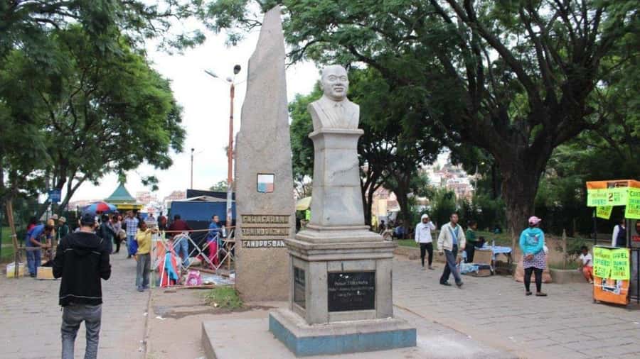 Antananarivo: Guided Tour and sunset in queen's palace - Analakely market brings the city to life