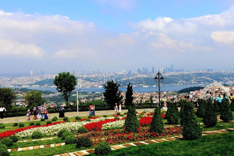 Asia Continent & Topkapı Palace & Harem. Guided, Small group - The guide and group experience