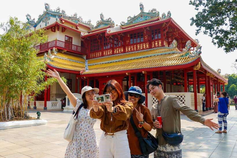 Ayutthaya One Day: Famous Temples & Bang Pa-In Palace Tour - Wat Yai Chai Mongkhon and its giant chedi