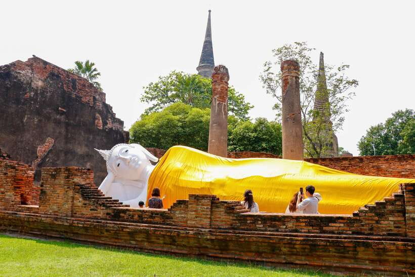 Ayutthaya One Day: Famous Temples & Bang Pa-In Palace Tour - Wat Chaiwatthanaram and Khmer-style grandeur