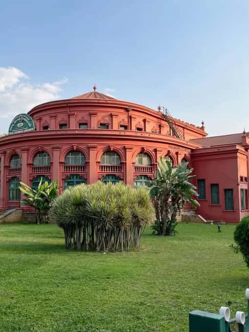 Bangalore City Tour: Lalbagh, Tipu Palace & Bull Temple - Lalbagh’s glasshouse and garden paths