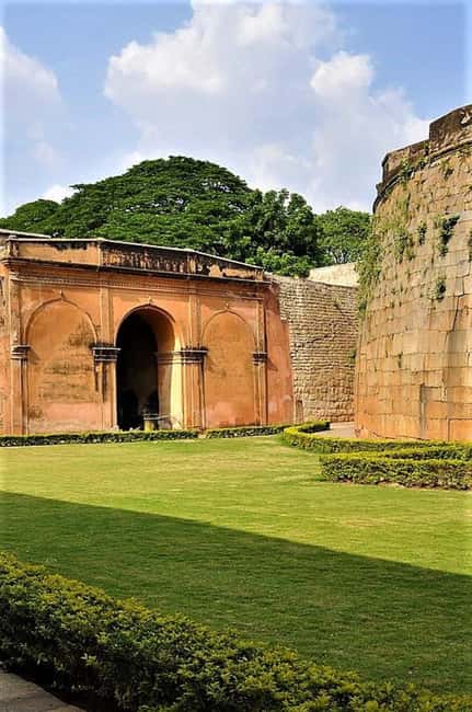 Bangalore City Tour: Lalbagh, Tipu Palace & Bull Temple - Starting at the Bull Temple