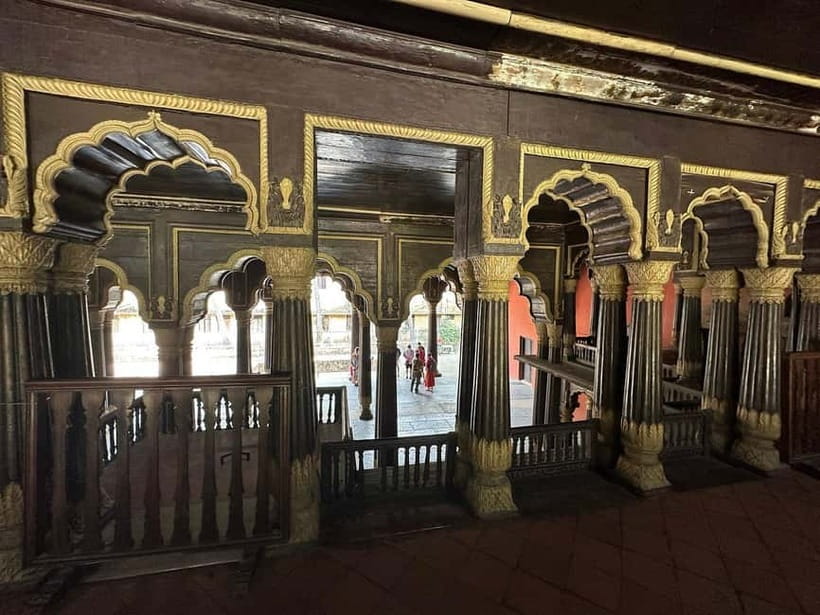 Bangalore: Palace, Temples, Fort & Markets Walking Tour - Bangalore Fort in a compact half hour