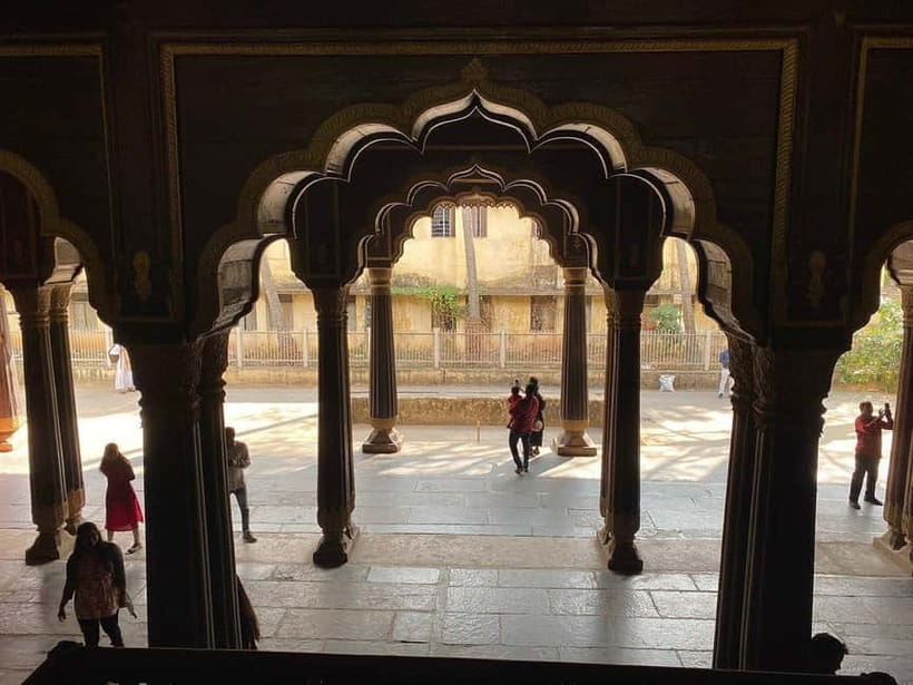 Bangalore: Palace, Temples, Fort & Markets Walking Tour - What the guide adds to the walk