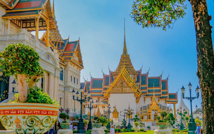 Bangkok: Grand Palace and Emerald Buddha Half-Day Tour - Wat Phra Kaew and the Emerald Buddha